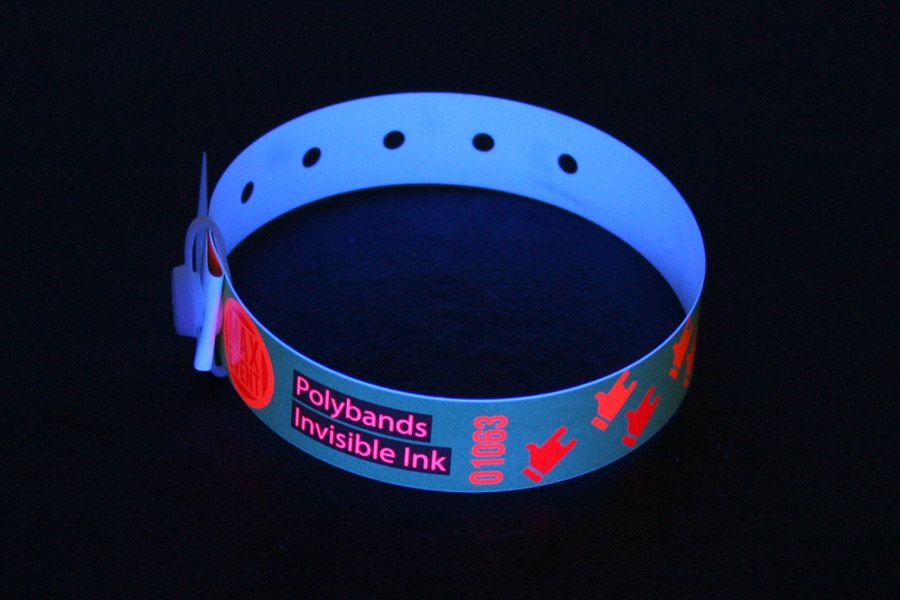 polsbandjes onder blacklight met oplichtende 'invisible ink' als extra beveiliging